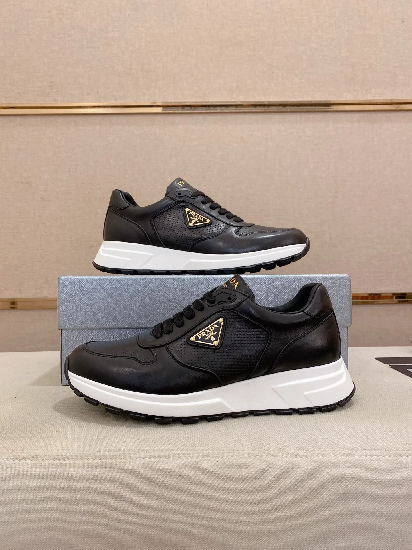 Men's shoes 💰 580💰 ✔️✔️✔️High-quality new PRADA counters are launched at the same time. The new men's shoes and 😘fabrics are selected from imported first-layer cowhide and are made by pure handcrafts. Lining: Full cowhide lining. 👍🏿 High-end ☄️ air-cushion molded anti-slip rubber outsole, exquisite lines, simple and elegant, comfortable and high-end for leisure travel. Code number: 38 to 44 (45 can be customized and cannot be returned or exchanged)